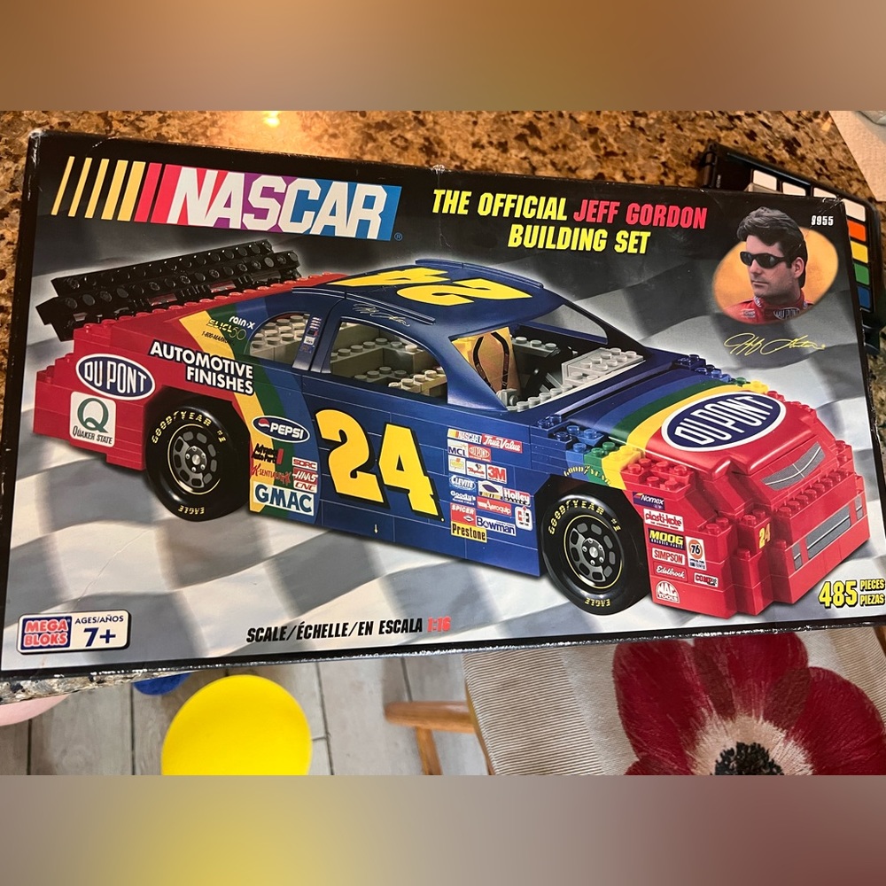 The official Jeff Gordon building set NASCAR mega blocks 485 pieces